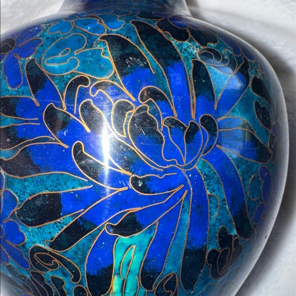 A vintage Chinese cloisonné enamel vase with floral motifs. - Picture 9 of 11